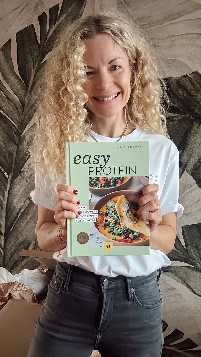 𝘸𝘦𝘳𝘣𝘶𝘯𝘨 Heute ist der 1. Januar 2025 - der erste Tag im neuen Jahr, der erste Tag des #veganuary2025 und für viele der erste Tag von einem neuen Kapitel!💚 Einige Menschen haben sich vorgenommen, ab 2025 vegan zu leben, sich gesünder zu ernähren oder fitter zu werden. Ich hoffe, dass ich mit meinem 2. Kochbuch EASY PROTEIN - VEGANE EIWEISSPOWER einen kleinen Teil dazu beitragen kann, diese Menschen auf ihrem Weg zu unterstützen.💪🌱Mein zweites Kochbuch veröffentlicht zu haben, ist eines meiner Highlights 2024. Das Gefühl, es nach monatelanger Arbeit in den Händen zu halten, es für viele liebe Menschen persönlich zu signieren und so viel tolles Feedback zu bekommen, war wunderschön. Ich danke allen, die es bestellt und meine Arbeit damit unterstützt haben. Ich würde sagen: Auf 365 Tage voller leckerer veganer Mahlzeiten!😋#vegan #elisabrunke #easyprotein #veganerezepte #veganprotein #proteinrezepte #einfacherezepte #einfachvegan #vegankochen #gesunderezepte #gesundeernähurung by @elisa.brunke
