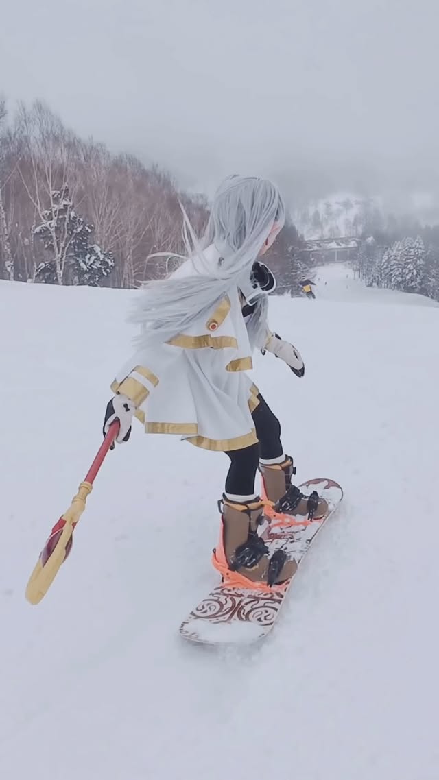 芙莉蓮大人來滑雪❄️如果是欣梅爾的話一定也會這麼做的w我施了魔法猜猜是什麼魔法🪄～●●の魔法～2025有芙莉蓮大人開局肯定是好的一年❤️フリーリン様 🫶🏻⛰️ @yakebiski_official 📷 @y7412000 @jerry1129dh 🎿 @lovejpski #anime #cosplay #frieren #葬送のフリーレン #芙莉蓮 #snow #snowboard #snowboarding #japan #フリーレン by @tickybabe520