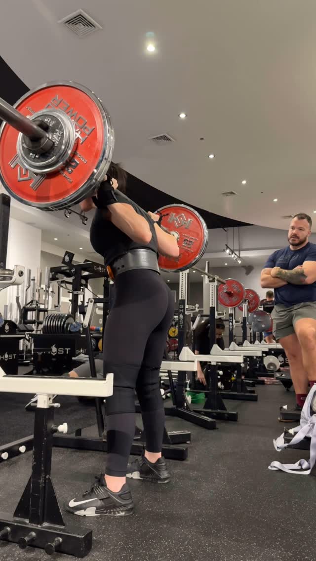 Very grateful for good squat days because they don’t happen often :) 135 kg / 297 lbs top triple. 5 weeks by @daniellamelo