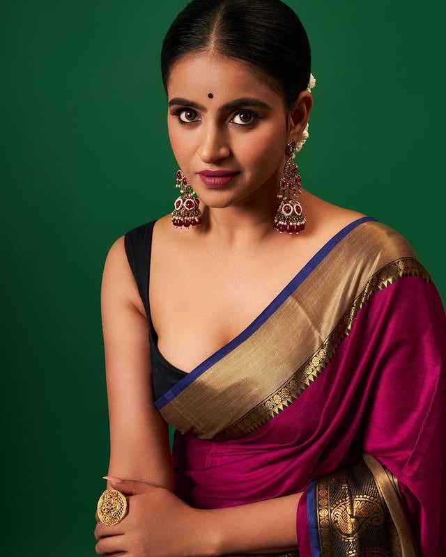 “Bridging cultures-Blending styles “✨@lakshmi_makeupartistry @i_ak_photographer @vinnu_baby9 @akshayjewels9 . . .#viral #trends #instapic #indowesternoutfit #telugu #melody #exploring #teluguactress #instagram #insta by @actress_naveena_official