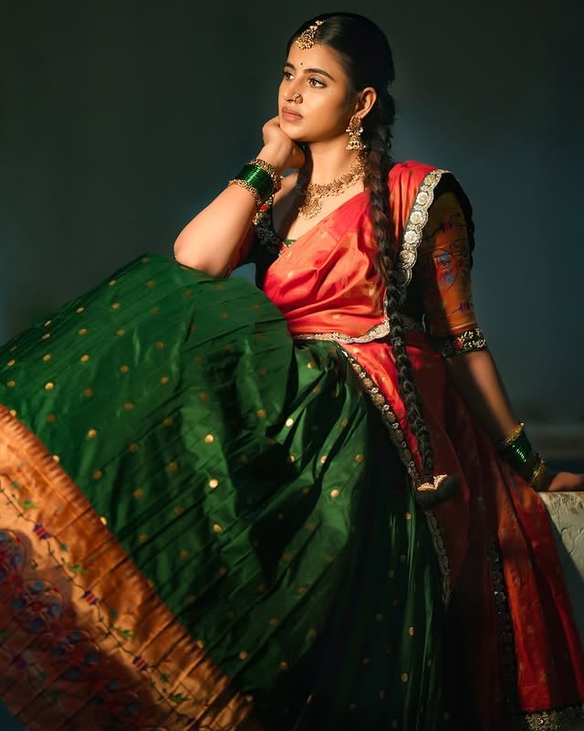 ☘️☘️🍂✨ !! Stylist : @vinnu_baby9 MUA : @bhavani._.makeovers 📸. : @verendar_photography Costume: @labelvishwa Jewels : @the_jewel_gallery #insta #instamood #trendingposts #treditional #virałpost #traditional by @actress_naveena_official