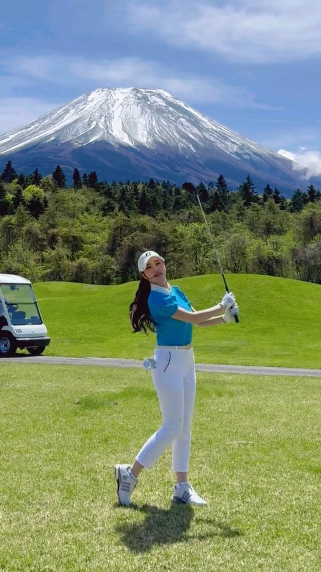 “Fairways, fresh air, and Fuji views. Can it get any better?” 🤍🩵 เสื้อกอล์ฟ @birdiedreams.th Review สนาม Fuji Classic ⛳️ครั้งที่ 21/2025 • สนามสวย 100% วิวดีมากเห็นฟูจิเกือบทุกหลุม • หญ้าดี กรีนดี เฟย์เวย์กว้างแต่ระยะก็ไม่ได้ไกลเท่าไหร่ต่อหลุม แต่จะมีความท้าทายแบบตีขึ้นเขาลงเขา เนินเยอะมาก น้ำน้อย บังเกอร์น้อย • ราคาน่ารักเฉพาะสนามไม่รวมอาหารกลางวันประมาณ 5300/คน บาท แล้วแต่เรทเงินช่วงที่ไปด้วย • แคดดี้มีให้ 1 คน/ก๊วน เตรียมใจช่วยเหลือตัวเองให้ได้มากที่สุด เช่น หยิบไม้ ส่องระยะ ดูไลน์ • ไปช่วงพฤษภาปีนี้อากาศ 8-15 องศาอยู่นะ ถือว่าอากาศหนาวเลย + ลมแรงมาก การเช็คพยากรณ์ล่วงหน้าหลายๆ เดือนไม่ได้ช่วยนะ อากาศจะแน่นอนจริงๆ 3 วันล่วงหน้า เสี่ยงดวงดูเอง! ว่าจะเห็นวิวฟูจิไหม ไว้จะกลับมาอีกแน่นอน เพราะชอบมาก! #doomdreamtravel #golftrip⛳️ #golfinjapan2025#ssweetdreamgolf⛳️ by @_ssweetdream_