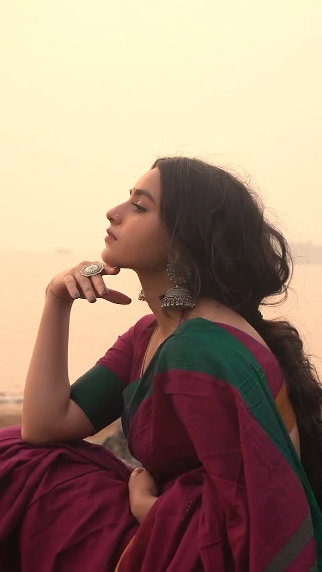 उसे मेरे झुमके से ज़्यादा, मेरे माथे की बिंदी से प्यार है !! 🤭♥️ #saree #sareelove #retro #feelmusic #beachlife #pyaar #jhumka #bindi by @urvi_gor24