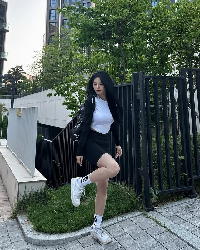 오늘 하체해 😣@hdex__official @hdex_women 우먼스 소프트 슬림핏 숏 슬리브S엑스퍼트 4.0 바이커 쇼츠 (Black)L우먼스 플레시블 크롭 후디 집업 (Black)S글로시 나일론 더플백 (Black)#hdex #에이치덱스 #운동하는여자 #헬스하는여자#짐웨어 #짐웨어추천 #아웃핏 #gym #다이어터