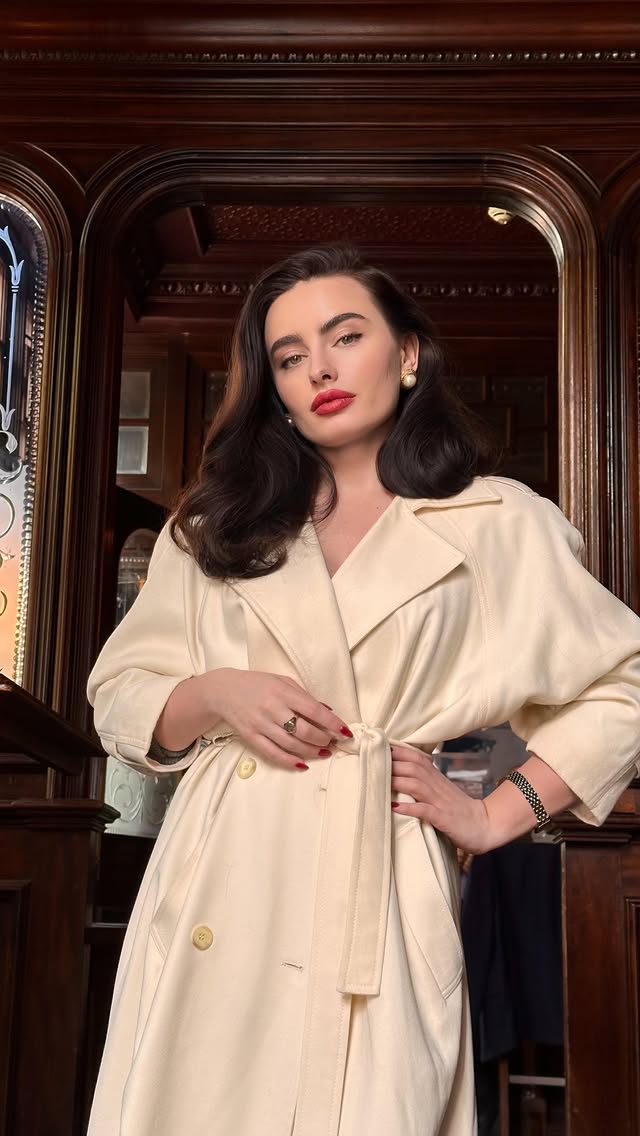 Leave a 🖤 if you love Monica Bellucci style! She is my beauty icon, so I styled a full week of outfits in her style.1 look trousers Zara, no name blouse, old corset 2 look @demarush_vienna 3 look @clubllondon 4 coat @meshki trousers @karen_millen 5, 6 look @clubllondon 7 look @fashionnova by @lira__karina