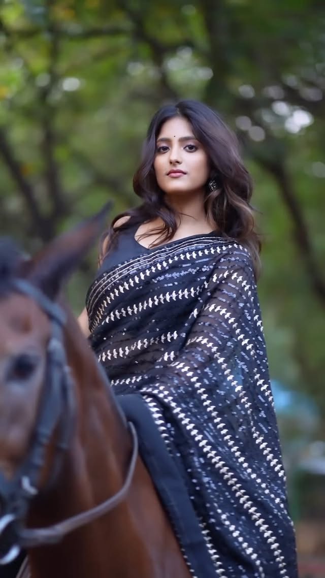PoV: Your Sajni is a warrior princess ✨ @style_by_pradnyaaaaa__ @ekdhaga #sajnire #horselove #sareelove #fyp by @ulkagupta