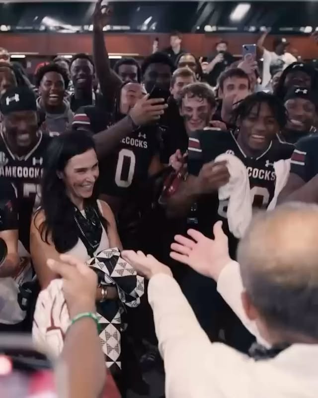 This☝️The way he loves his Queen,the Team and this song. Good Music🎧 Coach Shane BeamerHead Football Coach at the University of South Carolina Congratulations on the Win by @fantasia