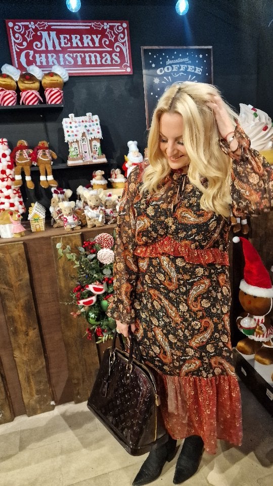 A visit to @bentsgardenhome to their magnificent Christmas displays.I'm wearing @sainsburys @tuclothing dress with my old faithful cowboy boots. My handbag is years old from @louisvuitton Underneath I have black opaque tights and my @bella_bodies_australiaI've popped this with gold hoops in my ears from @primark I'm in what I can only describe as a gingerbread chocolate factory here....heaven.Have a great Monday.#fashion #fashionpresenter #tvpresenter #fashionstylist #stylist #fashionlover #fashion2023 #autumnfashion #winterfashion