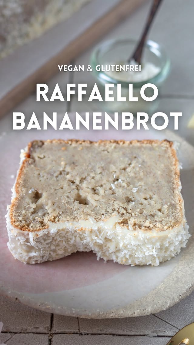 Rezept: Raffaello-Bananenbrot!😍🥥🍌Vegan, glutenfrei und ohne raffinierten Zucker (je nach verwendeter Schoki). Die Mischung aus Kokos, Mandeln, weißer Schokolade UND Bananen ist sooo lecker!😋 Vergiss nicht, den Post abzuspeichern und mir zu folgen!❤️Für 1 Kastenform:3 große reife Bananen (360 g ohne Schale)180 g Kokos-Mandel-Mus (z. B. Dr. Goerg)80 g Ahornsirup175 g Mandeldrink100 g Sprudelwasser200 g Hafermehl (gf)135 g Vollkorn-Reismehl1 EL Backpulver½ TL Vanillemark½ TL Salz Außerdem:120 g vegane weiße Schokolade25 g Kokosraspel👉Den Backofen auf 180 °C (Ober- und Unterhitze) vorheizen und eine Kastenform (25 cm x 11 cm) mit Backpapier auslegen. Die Bananen mit einer Gabel zerdrücken und mit Nussmus, Sirup und Mandeldrink verrühren. Sprudel zuletzt unterrühren. 👉Mehl, Backpulver, Vanille und Salz mischen und unter die feuchten Zutaten rühren. Den Teig in die Form geben und 60-65 Minuten backen. Herausnehmen und komplett abkühlen lassen. 👉Die Schokolade fein hacken und vorsichtig schmelzen (Achtung: weiße Schokolade verbrennt SEHR schnell) und das Bananenbrot damit überziehen. Mit Kokosraspel bestreuen und festwerden lassen.#vegan #veganerezepte #elisabrunke #veganglutenfrei #industriezuckerfrei #backenohnegluten #ohneraffiniertenzucker backenohnezucker #veganbacken #bananenbrot #bananabread #raffaello #kokoskuchen #einfachvegan #bananenkuchen by @elisa.brunke