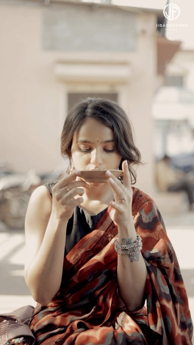 नज़ाकते - ए - अदायगी गुलज़ार कर गईउफ वो मुस्कुराकर कायनात लिख गई. Shoot for : @cine_jigar by @urvi_gor24