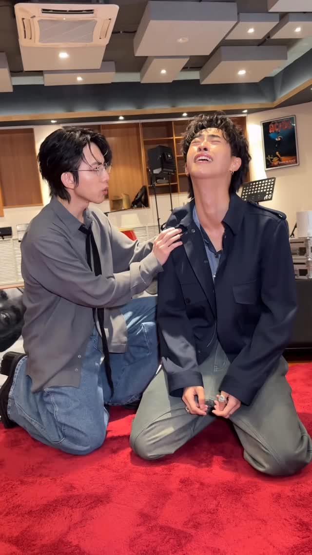 兩個發歌的人也一起發瘋🙈 快去各大音樂平台聽《luvaboy》 跟 #林宥嘉討罵的 吧！ by @yogalin_official