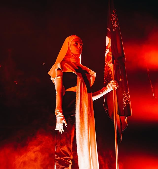 On Tour with @bringmethehorizon ⚔️Thank you @olobersykes for trusting me to put in choreography and perform this run! by @kylabullings