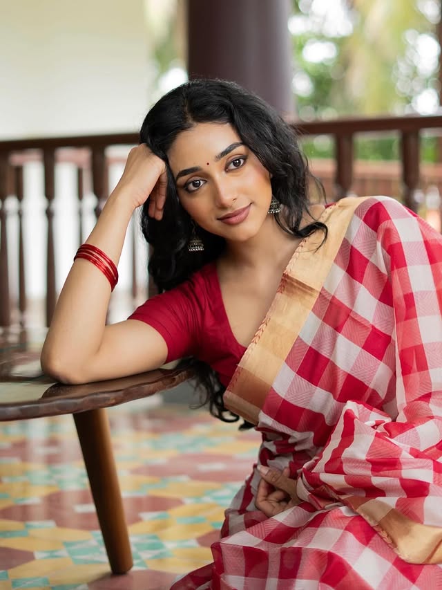 தீரா உலா ✨🌺Styling and Outfit: @romey_zachTeam: @watt.san_graphy @nav_krissh @vijayvibhav @sat_narain Makeup - @roopa_ravi_muaHair - @narumugai_makeover_studioRetouch: @retouch_by_gokulLocation: @beachcastle_ecr
