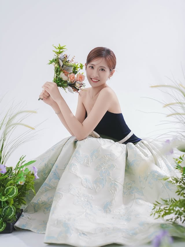 今天來當花花仙子❤️沒有男伴還是想拍單人韓式婚紗那就來韓國藝匠Korean Artiz Studio 吧👉🏻這套中式禮服我也好喜歡👉🏻有種Tinkerbell的感覺@artizstudio.tw @artizstudio.txg @gracekelly.tw#韓國藝匠、#artizstudio、#Grace Kelly禮服 #TOPZI0西服 #香港 #梁凱晴 #梁凱晴nina #nina #travel #主持 #主持人 #旅遊 #旅行 #開箱 #旅館 #hotel #travelkol #traveling #美食 #生活
