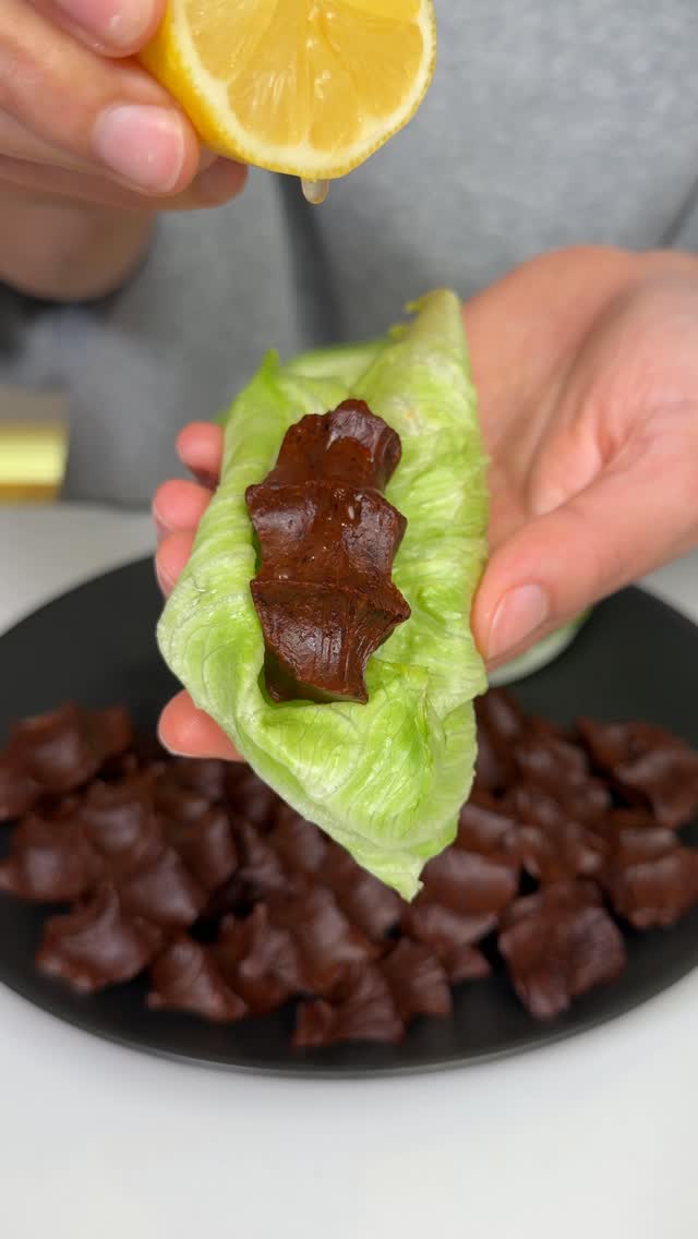 Çiğköfte 🥬 Herkesin aradığı tam ölçü 🥙🤌🏼 English ⬇️ Malzemeler • 2 su bardağı ince bulgur • 2 su bardağı sıcak su • 1 soğan • 1 diş sarımsak • 1 çay bardağı zeytinyağı • 1 çay bardağı nar ekşisi • 1 yemek kaşığı domates salçası • 1 yemek kaşığı biber salçası • Yarım çay bardağı isot • Yarım çay bardağı sumak • 1 tatlı kaşığı tuz • 1 yemek kaşığı pul biberYapılışı 1. Bulguru robota alıp üzerine 2 su bardağı sıcak suyu dök. 2. 5 dakika dinlendir. 3. Diğer tüm malzemeleri bulgura ekle. 4. Robotta veya rondoda 5 dakika boyunca, tamamen kıvam alıp toparlanana kadar çek. 5. Elinle şekil ver, fazlasını buzluğa koy çıkarınca 10 dk da yeni yapılmış gibi oluyor. Afiyet olsun 😋 ⬇️ English Ingredients • 2 cups fine bulgur • 2 cups hot water • 1 onion • 1 clove garlic • 1 tea glass olive oil • 1 tea glass pomegranate molasses • 1 tablespoon tomato paste • 1 tablespoon pepper paste • 4 tablespoon isot (Urfa pepper) • 4 tablespoon sumac • 1 teaspoon salt • 1 tablespoon chili flakesInstructions 1. Place the bulgur in a food processor and pour 2 cups of hot water over it. 2. Let it rest for 5 minutes. 3. Add all the remaining ingredients into the bulgur. 4. Process in the food processor for about 5 minutes, until it becomes smooth and fully comes together. 5. Shape it with your hands. You can freeze the extra portions, when you thaw them, it tastes like freshly made in just 10 minutes.Enjoy! 😋 by @busezeynep