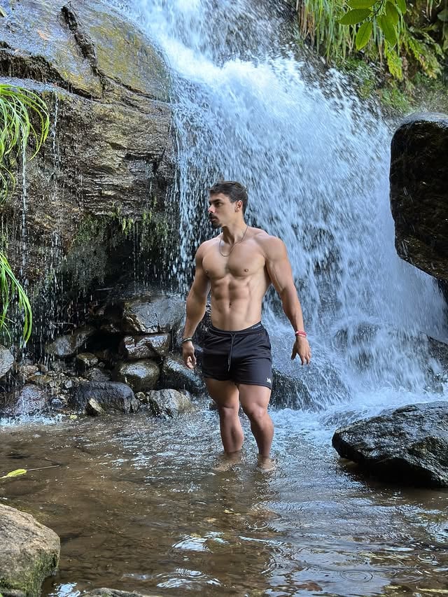 Viver é experienciar 🍃...#shape #cachoeira #itimirim #coroagrande #mensfit #fitness by @gabrielrenatop