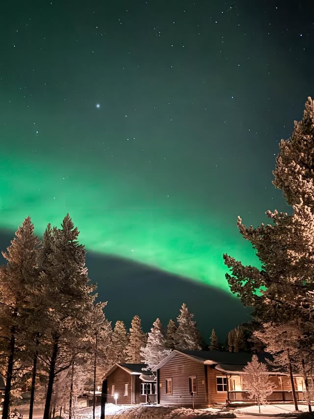 Green Magical lights. 💚 Hi Aurora you came with Hypothermia 🤒 #doomdreamtravel#laplandfinland🇫🇮#aurora#wildernesshotelmuotka#arcticcircle#minus26degrees by @_ssweetdream_
