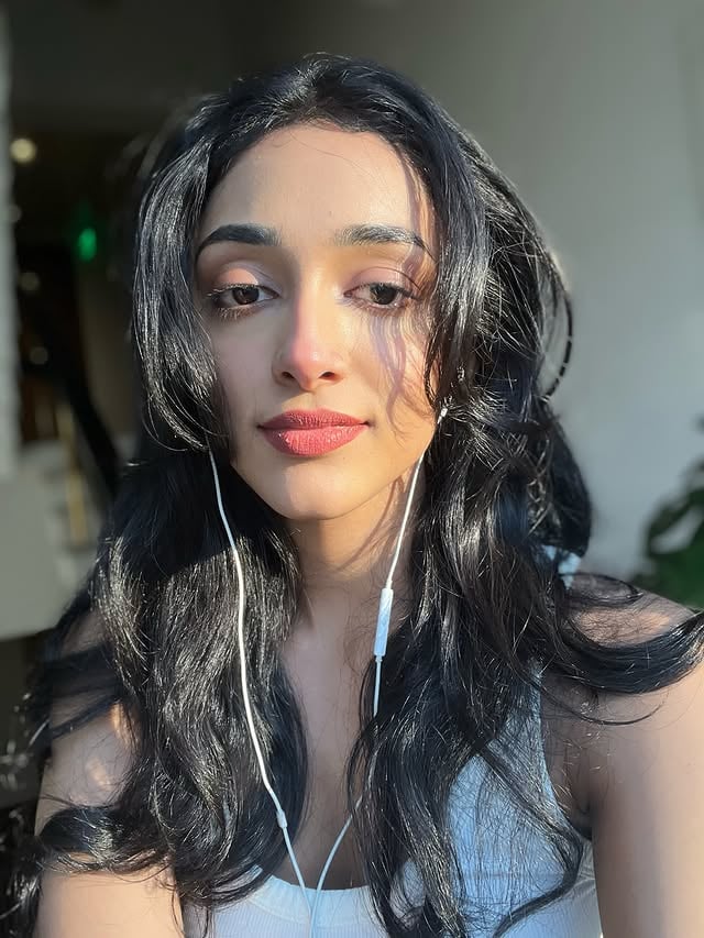 Bombay, you’ve been good to me ♥️ had me taking early morning walks along the beach and everything! ♥️Also wired earphones >>> wireless, don’t @ me