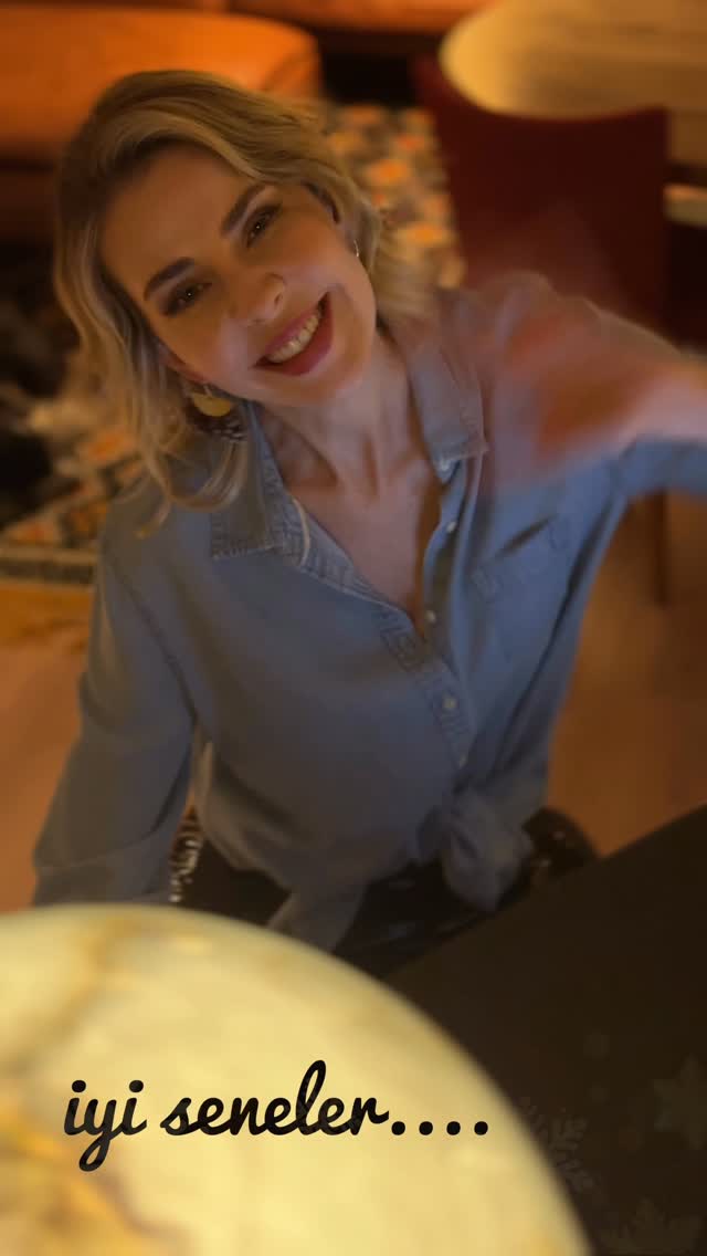 Ailecek yılbaşınızı kutlarız vol.2 🐾🐶🐈💃🕺🧡🪩 2026 sağlıkla, umutla, bereketle, güzelliklerle hepimize iyi gelsin 🙏🌺Sütlaç&Krep&Leo&Oya&Oykun by @oyaokar