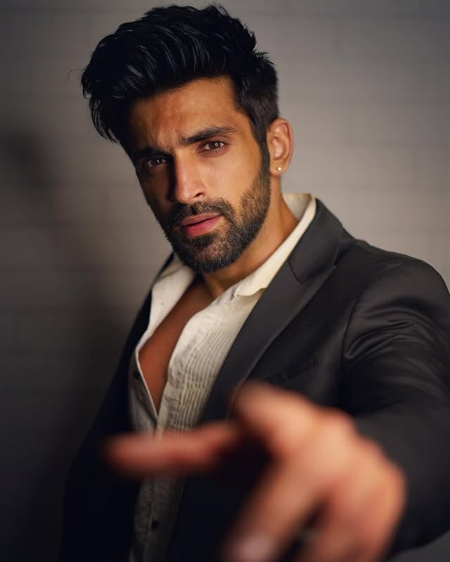 Woh Iss chehre ko Pehchante hain 🤌 #iykyk by @arjitaneja