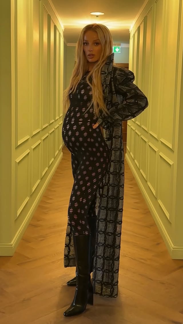 Diva is a female version of a hustla 💃🏼 .To proste odchodím ako diva aj v o 3 čísla menších topánkach 😄 Celine Dion sa raz pýtali, akú má veľkosť a ona odpovedala že “nie, vy to zle chápete, dajte mi tie boty v akej veľkosti máte a ja zariadim aby mi sedeli”….. na tomto videu mám obuté topánky veľkosť 36 (mám však 39 nohu) 🤷🏼‍♀️😁.Photoshoot: cover for @emma.magazine w/@annakovacicphotography Styling @miroslavadanielova MUAH @tomasvida.makeup Venue @bitter_house_weddings_events by @simonahegerova
