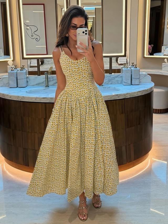 Yellow for lunch with the kids 💛 #ootd #dubaimum by @georgiapenna