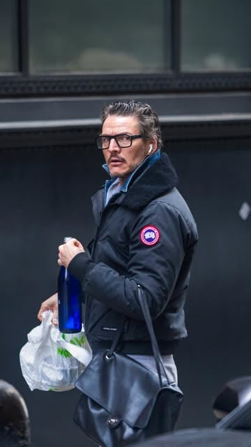 Tra le star hollywoodiane più appassionate di attività fisica, Pedro Pascal continua a dimostrare come disciplina e stile possano convivere con naturalezza. Avvistato nei pressi di una palestra, l’attore conferma quanto lo sport sia parte integrante della sua quotidianità.

Bomber jacket, pantaloni della tuta, sneakers e camicia in denim: il look scelto dalla star di The Last of Us anche in quest’occasione potrebbe sembrare quello tipico di una giornata all’insegna della comodità e del casual, fatta eccezione per la borsa: la nuova maxi tote bag di Chanel presentata in show a settembre 2025 da Matthieu Blazy. In quella speciale circostanza, fu proprio l’attore a sfoggiarla in front row, scatenando l’immediata reazione dei fashion victim di tutto il mondo, che l’hanno già eletta a must-have della nuova stagione.

—————————

Among the Hollywood stars that are most passionate about physical activity, Pedro Pascal continues to demonstrate how discipline and style can coexist naturally. Spotted near a gym, the actor confirms how important sport is to his daily life.

Bomber jacket, sweatpants, sneakers, and denim shirt: the look chosen by @pascalispunk on this occasion too might seem the typical one of a comfort and casual day, with the exception of the bag: Chanel’s new maxi tote bag presented in September 2025 by Matthieu Blazy. On that special occasion, it was the actor himself who showed it off on the front row, sparking an immediate reaction from fashion victims around the world, who have already voted it as a must-have for the new season.

[📷 BACKGRID / IPA 📹 BACKGRID]

#whoopsee #pedropascal