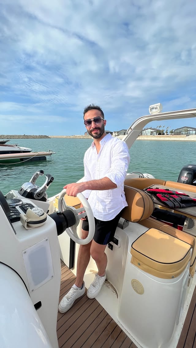 ⁨ الخذلان او خيانة الثقة في المواقف الصعبة تكشف معدنمن هم حولك.. حقيقتهم المخبئة منذ زمن.. فمن الجميل ان تسامح لوجه الله ولرضى نفسك على نفسك.. ومن ثم طرد تلك المعادن خارج المبنى الخاص بك ليكون محمي من اي صدأ قد ينشأ ويدمر كل ما بنيت 🤝🖤⁩ by @adelmohdd