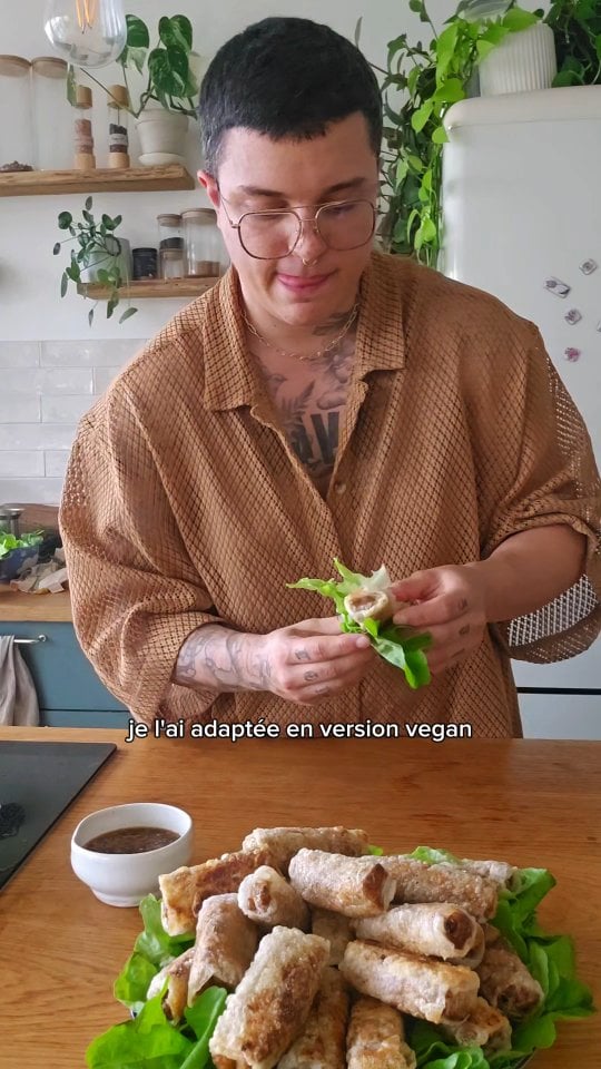 nems tofu & les questions existentielles que jme pose sur les vidéos de recettes.La recette des nems de @lerizjaune pour 24 nems ➡️ tu fais tremper 30g de vermicelles de riz dans de l'eau froide pendant 30min et 8g de champignons noirs séchés (mais j'avais pas donc j'ai mis 80g de champis de Paris frais, j'espère que c'est pas dramatique)Pour la farce, tu râpes 100g de carotte (1 environ), tes champis émincés, t'ajoutes 1 oignon émincé, 400g de tofu émietté, 80g de germes de soja, tes vermicelles de riz coupés grossièrement, sel, poivre et 2 cas de sauce soja.Ensuite tu prends tes feuilles de riz, hop dans l'eau froide qqls secondes et tu mets ça sur un torchon bien humide, face lisse vers l'extérieur. Tu mets 1 grosse cas de farce, tu replies les bords sur chaque coté et ensuite tu roules en serrant au max.Quand t'as fait toute la farce (ça m'a pris 30min en gros pour 24 nems), tu vas les faire frire 2 fois, 1ere fois avec l'huile à 150°C et une 2e à 180°C pour les dorer bien comme il faut (mais j'ai pas de thermomètre du coup j'ai juste mis le feu un peu + fort la 2e fois). Ça prend un peu de temps, faut être patient (mais sinon au four ou au airfryer j'imagine que ça marche bien)Tu peux les congeler après la 1ere cuisson btw (même si moi j'ai choisi de tout manger en 4 repas ET C'EST OKAYPour la sauce, c'est 1 ail rapé + une pincée de carotte rapée + 6 cas d'eau + 2 cas sauce soja (salée hein toujours) + 1 cas de vinaigre de riz + 1 cas de sucre + un petit piment rouge frais découpé mais j'ai mis un sec.L'extrait sur la définition de l'appropriation culturelle c'est @sally merci à elle pour tout le taff précieux qu'elle fait.Voilaaa hate de lire les commentaires même si j'avoue je flippe un peu en postant cette vidéo, mais je le fais parce que je crois que c'est important. Jsuis le 1er à être éneeeervé sur les sujets qui me concernent et jme dis que si les personnes pas concernées en parlaient un peu + ben peut-être que ça avancerait + vite 💛 by @appelle.moi.sam