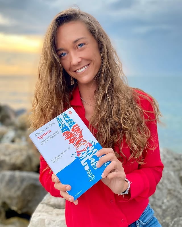 💥 APNEA 🌊 Da oggi acquistabile in libreria!!! 📚💥🤩“La pubblicazione di un libro in cui abbiamo profuso impegno, amore e, a volte, anche dolore regala sensazioni molto simili alla conquista di un record mondiale. Prima ci sono i mesi di lavoro, di fatica e soddisfazione nel trovare l'espressione giusta, il ritmo più adatto; poi arriva il giorno della gara e, quando riemergi con in mano il tuo cartellino, ti sembra che sia stata questione di pochi secondi. In parti uguali gioia e incredulità. Quando @damiano.scaramella della casa editrice @ilsaggiatoreed mi ha proposto di raccontare, con l'aiuto di Giulia Poerio @birdwatching_penguin, cosa significhi per me immergermi trattenendo il respiro nel mio, anzi, nel nostro ambiente naturale, non immaginavo che un oggetto di carta potesse avere tanto in comune con un tuffo nel blu. Perfino la struttura: a ogni capitolo-quota incontreremo argomenti diversi, proprio come nuotando possiamo incontrare coralli e squali, mante e balene, pesciolini colorati e barracuda. In questo libro c'è molta apnea e molto di me, ma, spero, anche molto di tutti noi bipedi terrestri, fallibili eppure straordinari. Ci sono vittorie e sconfitte, acque limpide e cristalline e anfratti bui e dolorosi. Soprattutto, però, c'è il mare, la pace che solo il suo blu sa donare e la gioia di tornare in superficie sapendo di essere parte di uno spettacolo straordinario. Sarà un tuffo meraviglioso, ve lo prometto, perché lo faremo insieme." 💙@salvimar.spearfishing @imilani20 @ulyssenardinofficial @noberasco @solgar_italia_multinutrient @coltricompressors @fipsas1942 @nuotobellearti by @alessia.zecchini