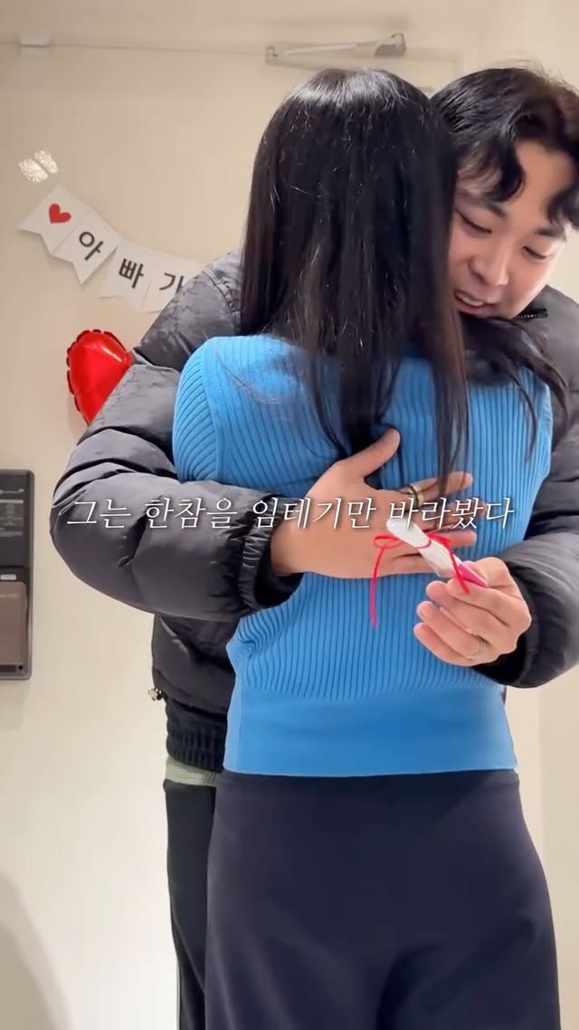 #임밍아웃 궁금하셨죠🥰제가 직접 태몽 꾸고 테스트기 해보니 희미한 두 줄 뚜둔..! ㅋㅋ그게 무려 배란 10일 차밖에 안됐는데 감사하게도 빨리 알아채버렸어요너무 이른 시기에 알아버려 좀 더 확실해질때 남편에게 알려주고싶어그 다음주 남편 생일에 깜짝으로 임밍아웃 했답니다🤍🤍👼🏻작년은 결혼식이 저희에게 가장 큰 이벤트였는데올해는 저희에게 찾아와준 천사 토리가 큰 이벤트네요💎💍다들 토리 성별에 대해 엄청 궁금해해주시는데엄마 아빠인 저희도 요즘 그거만 생각한답니닼ㅋㅋㅋ과연 우리 토리는 아들일까요 딸일까요～?🩷💙#말띠맘 #임신 #임신기록 by @mybong_s2