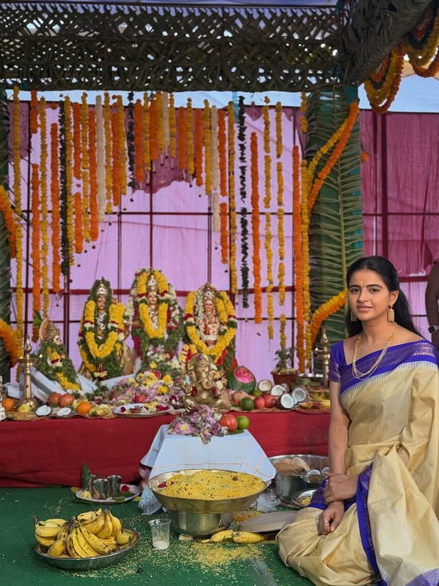 శ్రీరామ నవమి శుభాకాంక్షలు 🙏🏹శ్రీ రామ రామ రామేతిరమే రామే మనోరమే ।సహస్రనామ తత్తుల్యంరామ నామ వరాననే ॥🕉️#jaishreeram #om #ramnavmi #instagood #divine by @actress_naveena_official