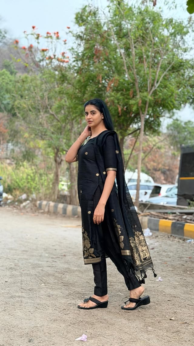 Andam simple ga unte chalu🦋🦋Calm look, black magic ✨ VC: @mani12356mani #instagram #viral #trending #aajarajasong #anirudh by @actress_naveena_official