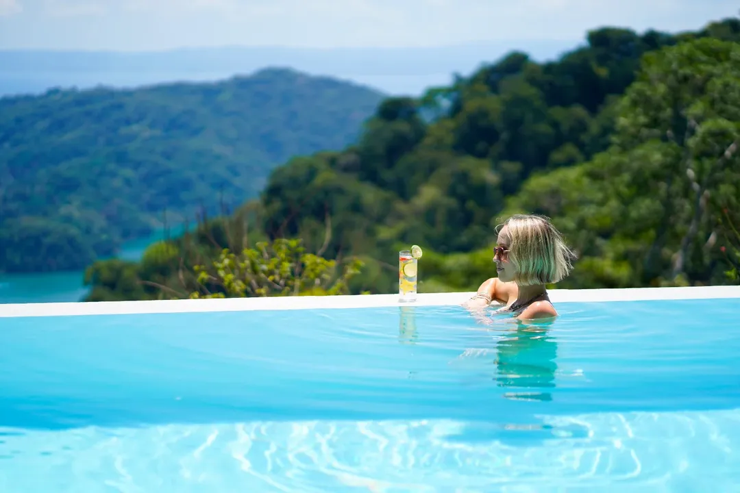 Costa Rica is a country absolutely teeming with beauty — in its wildlife, its lush rainforests, and its people. @cielolodge is the epitome of all of those things, boasting a stunningly designed lodge filled with people who feel like old friends —all centred deep in the heart of the jungle. Words cannot express how special this place is, or how many things you can take in in just one day. Mind you, a day would never be enough.Thank you for having us Keith, Nicole, Delia, and everyone else who makes this place what it is. Until next time 🤍Photos of me by my boo @jessfindlay by @siobhan
