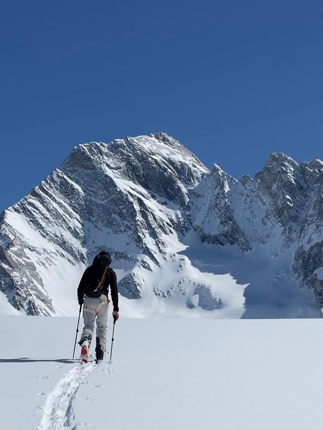Seul face au sommet! 🏔️ (en vérité je vais pas du tout la bas!) by @martinfourcade