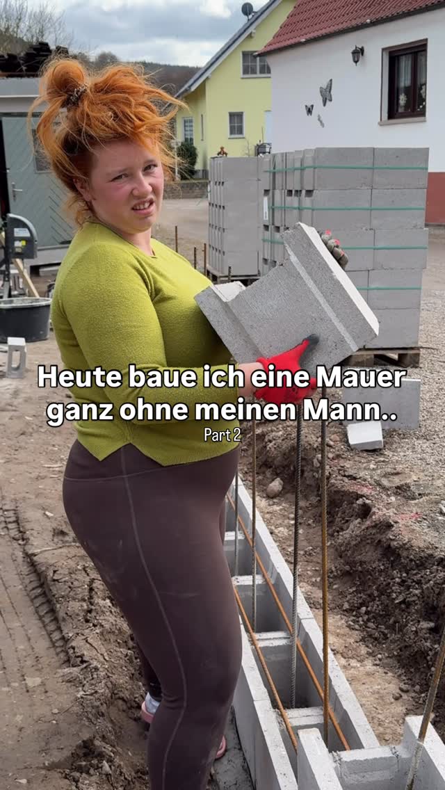 Niemand hat die Absicht, eine Mauer zu bauen. Ich schon. Denn sehr bald, werden wir diese 40 Tonnen Beton, in eine wunderschöne Natursteinmauer verwandeln. ✨ Die Bauleitung kann es kaum erwarten.. 👷🏻‍♀️ by @haus_plan_b