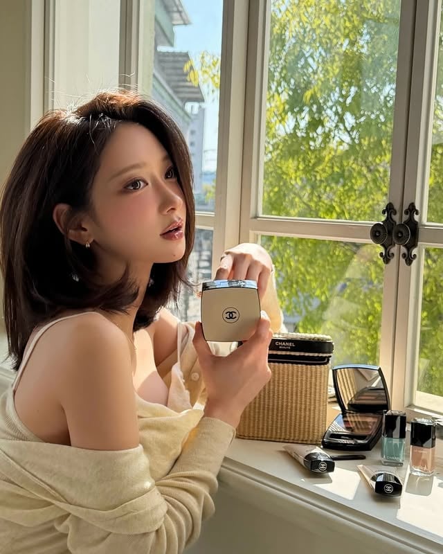 #광고 #레베쥬쿠션 #샤넬메이크업 #샤넬뷰티 #샤넬레베쥬 @chanel.beauty.korea 여름 햇살처럼 자연스럽게 빛나는 피부 표현 ☀️🤍요즘 제 베스트 픽은 레 베쥬 쿠션 리미티드 에디션 ✨촉촉하고 맑은 수분 광채가 너무 예뻐서 여름 메이크업 필수템이에요!!📌 라탄 바스켓은 ‘레 베쥬 썸머 에센셜 세트’에 포함된 제품으로, 4월 15일부터 카카오톡 선물하기 및 샤넬 공식 홈페이지에서 선출시되어 구매 가능합니다 (공식 런칭일: 4월 29일)이번 콘텐츠에 사용된 제품 구성은 실제 판매되는 세트와는 상이한 점 참고 부탁드립니다🙏 by @minjizo