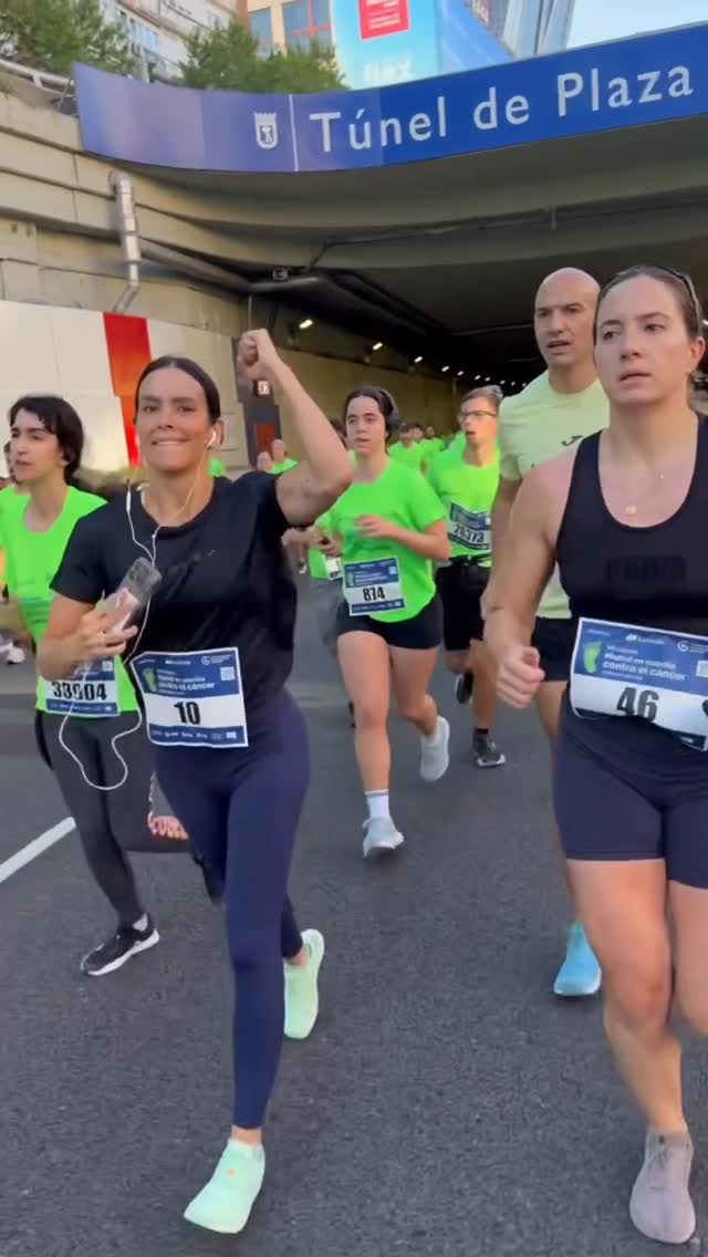 Ayer superé el reto de volver a correr 10k después de haber sido madre. Dejé de correr al quedarme embarazada y no pude volver por problemas en el suelo pélvico y cuando empecé a estar mejor me quedé embarazada de nuevo 🤪. Sentía que nunca volvería a estar bien y a sentirme fuerte en ese sentido. Pero me lo propuse, puse todos los medios y ayer lo conseguí. Ahora que he vuelto no quiero dejarlo más así que seguiré entrenando para volver a correr al ritmo de antes (o incluso más rápido) porque si veis el final del vídeo, en los últimos kilómetros, sobre todo en el último, fui muy bien y eso significa que podía haber apretado más antes.Además estoy muy feliz de haberlo conseguido en una de las carreras más importantes del año, la de @contraelcancer.madrid 💚.Gracias a todos los que os sumasteis ayer para apoyar a esta asociación que en el fondo nos ayuda a todos. 🙏🏽❤️