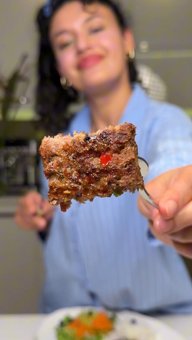 Dokunmadan Kır- Pişir Köfte | Break & Cook Beef 🥩 Meal Prep ⬇️ English Malzemeler:• 500 gram orta yağlı kıyma • Fesleğen ve Sarımsak tozu, Toz Biber • 1 tatlı kaşığı tuz • 2 domates • 1 kuru soğan | taze soğan • 1 kapya biber Hazırlanışı:1. Geniş bir kapta bütün malzemeleri yoğur.2. Karışımı kilitli buzdolabı poşetine koy. Elinle yay ve bıçak sırtıyla porsiyonlara ayır.3. Dondurucuya at ve pişireceğin zaman kır ve tavaya at. İstersen de fırında pişir. Her zaman hazır köften var. Afiyet olsun 😋 English ⬇️Ingredients:• 500 g medium-fat ground beef• Basil, garlic powder, paprika• 1 tsp salt• 2 tomatoes• 1 onion | green onion• 1 red capia pepperInstructions 1. In a large bowl, mix and knead all the ingredients together.2. Transfer the mixture into a ziplock bag. Flatten it evenly with your hands and divide into portions using the back of a knife.3. Freeze it. Whenever you want to cook, just break off a piece and throw it into the pan. You can also bake it in the oven.Now you always have ready-to-cook beef 🫶😌#busezeynep #beef #köfte by @busezeynep