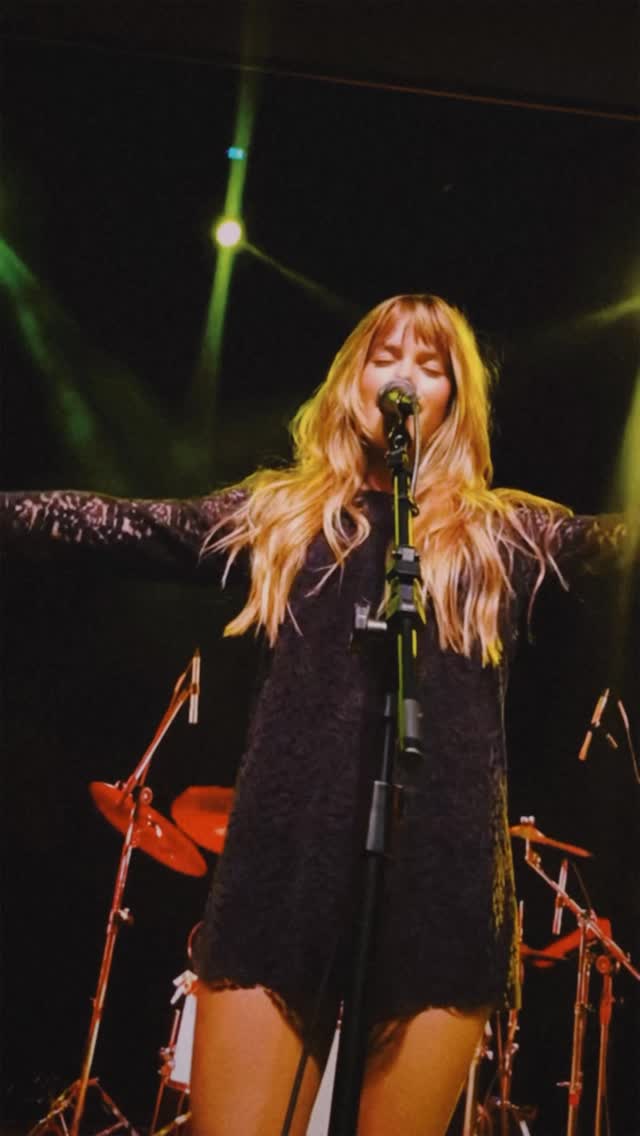 saudade de vocês pertinho 🧡✨ by @clapivara