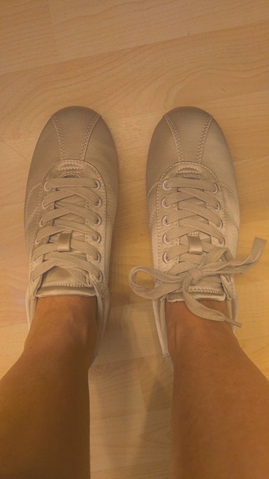 A top tip or hack of how i sorted my laces on my trainers to look smarter.This is so easy and will work qith a lot of trainers. #trainerhacks #bowlesstrainers #fashionfootwear