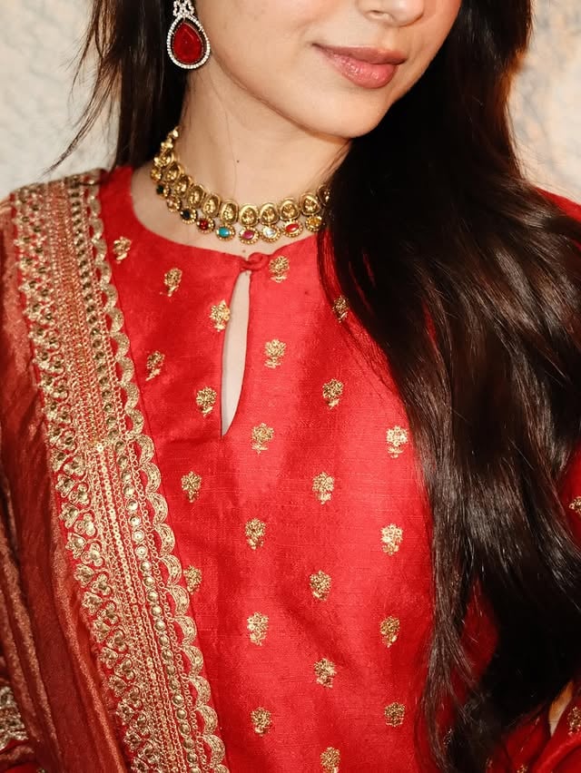 She said - i will always find a way to shine . I belong to the sun 🌟Wearing @thewardrobevirtue jewellery @jinduajewelsmohali by @nimratkhairaofficial
