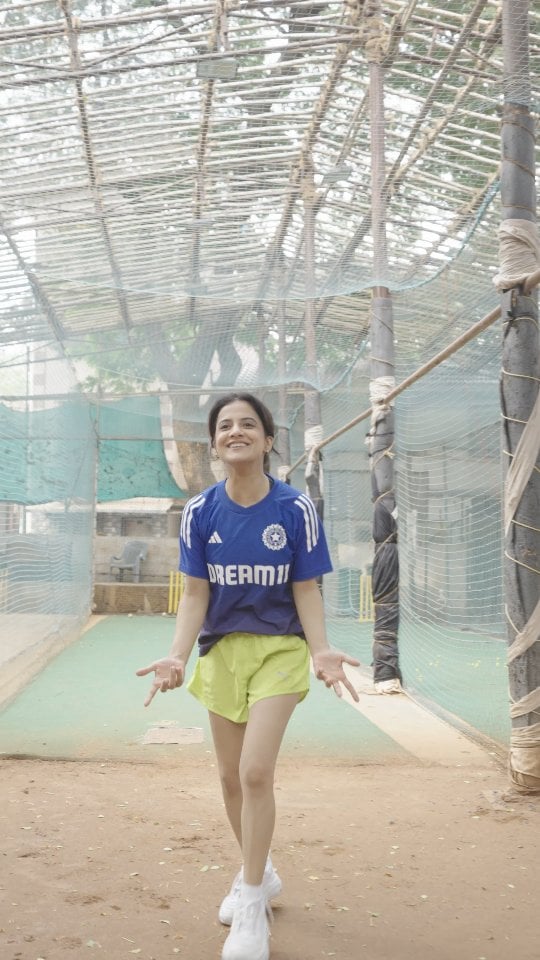 My love for cricket goes way back. Never got to bat because of my elder brother… so I learnt to spin the ball! Cut a cake on his behalf as a 10-year-old budding cricketer. (Spot me) Happy Birthday @sachintendulkar 🏏 wait for the end 🫶🏆 by @jasleenroyal