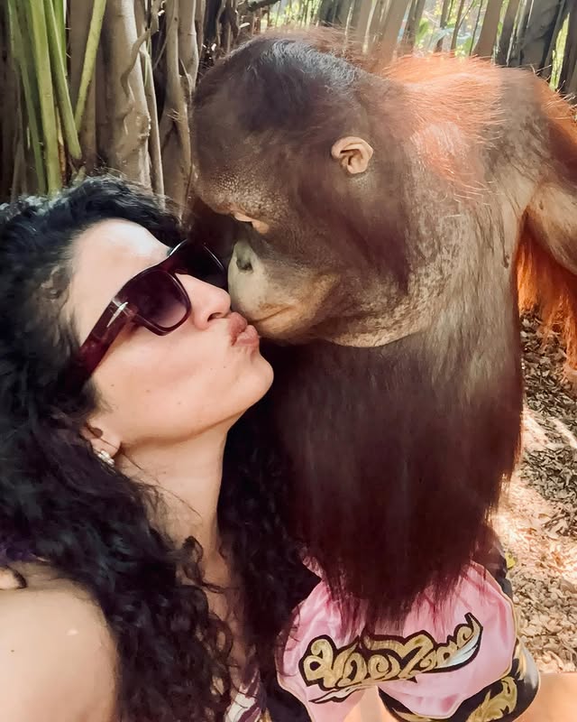 Kisses, cuddles, and wild memories at Safari World 🐒💋🐬 #Thailand #Bangkok #Safariworld #kemy by @kemy_insta_official