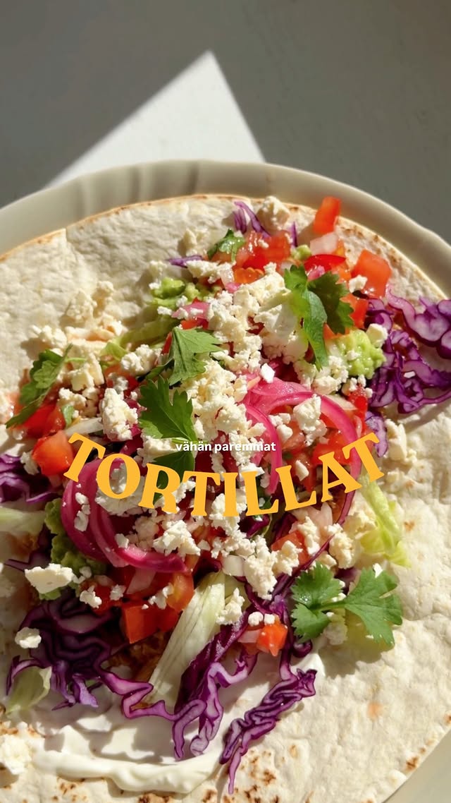Mainos @arlasuomi 🌯 Tortillat on se arkiruoka, jota ei osaa arvostaa tarpeeksi ennen kuin ne tekee kerran kunnolla. Ei mitään monimutkaista — ainoastaan muutama pieni twiikkaus, joka tekee arkisesta vähän enemmän. Pieni lisä, suuri ero 🙂‍↕️Kasaa tortillan päälle nämä:Arla Lempi crème fraîcherevitty kana chipotlesalsallasalaatti & punakaaliavokado limellä ja suolallapico de gallo (tomaatti, makea sipuli, korianteri, lime, suola)pikkelöity punasipuliArla Apetina paprika-chiliKokoa täytteistä seuraavana päivänä lounassalaatti tai tee kuten mä ja toista tismalleen sama setti uudelleen (ja uudelleen). Toimii. #arlaapetina by @annikaollila