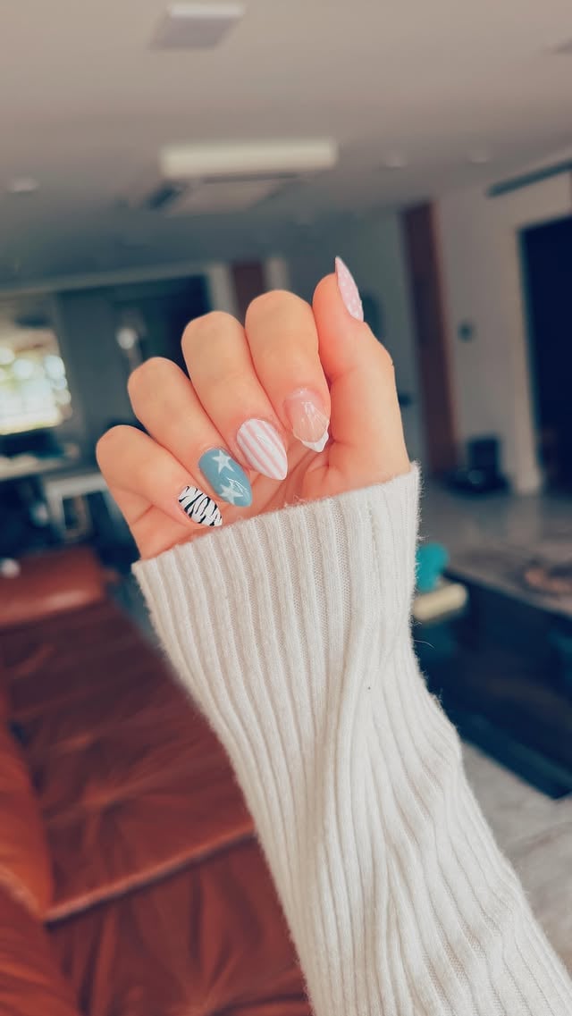 o final HAHAHA @impala 💖 mais uma nail artfeita com as cores da minha coleção com a Impala, dessa vez o combo foi o meu esmalte com o da @eumarianicollyoficial 💜 gostaram?? by @luara