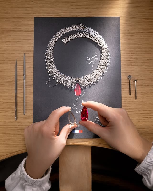A closer look at the making of the “Synopsis necklace” from the Eclettica High-End Collection, where over 800 hours of craftsmanship bring the entire creation to life, centered around a rare 43.32 carat red spinel, enhanced by light and set within a fluid modular design. #Bvlgari #Eclettica