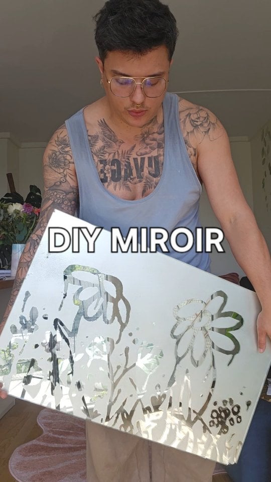 résultat jmets 7/10 parce que cest grave mimi même si faut pas regarder de troptrop près PAR CONTRE les 3 mental breakdowns qu'il a fallu pour en arriver là jsp, des cœurs ou un smiley jsuis sur ça aurait été très bien en faitphoto & inspi @loun.off le materiel : scotch de peintre (3€) + bombe effet givré (15€ chez @leroymerlin ) et dissolvant et colle à 3€ aussi et un miroir ofc by @appelle.moi.sam