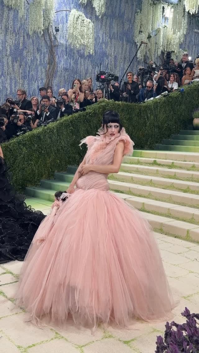 @maria.themarias arrives to the 2026 #MetGala in @matieresfecales. Tap the link in our bio to see every look.