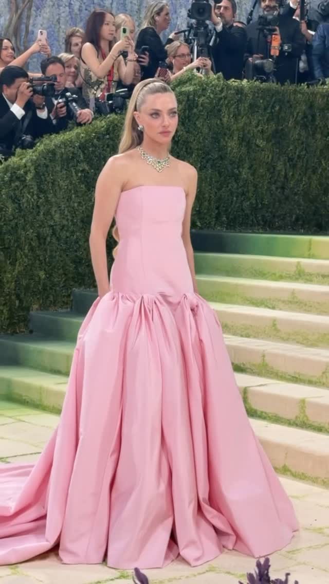 Amanda Seyfried (@mingey) stepped out tonight for the 2026 #MetGala looking pretty in pink in a @Prada ballgown. See every look from tonight’s red carpet at the link in our bio.